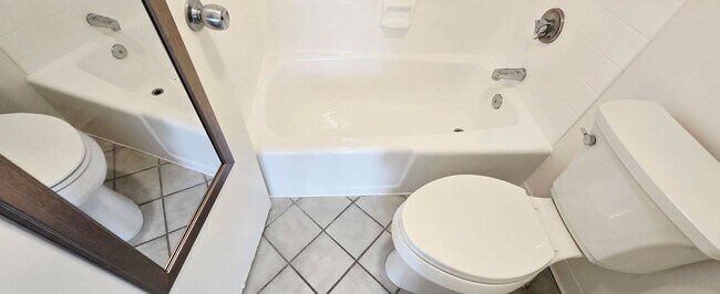 Building Photo - Large One Bedroom Unit- The Villa on Eaton Square #2412