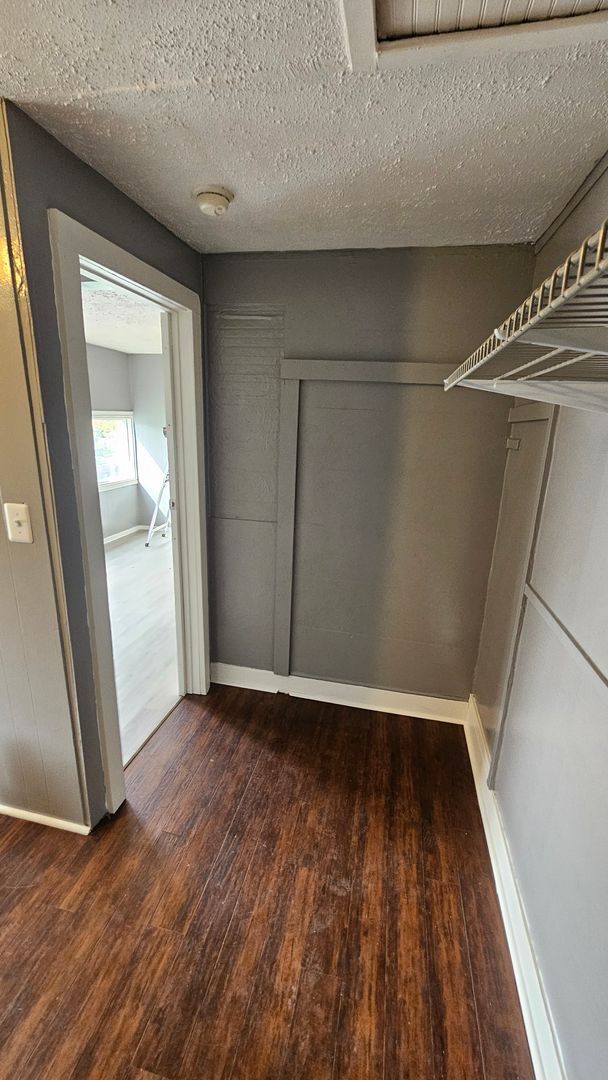 Building Photo - Cute 2-bed house,  Pet Friendly, Central location!