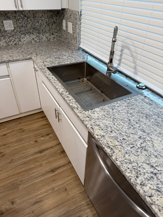 Building Photo - Beautifully remodeled home - Must see!   1...
