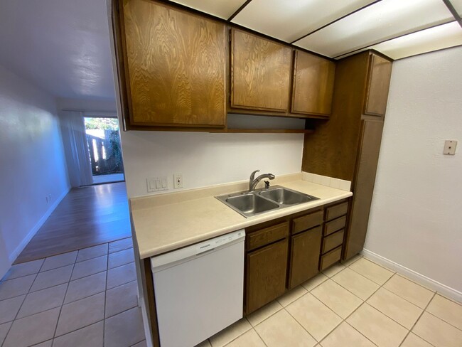 Building Photo - Torrance: 1 Bed 1 Bath Condo - 1 Carport S...