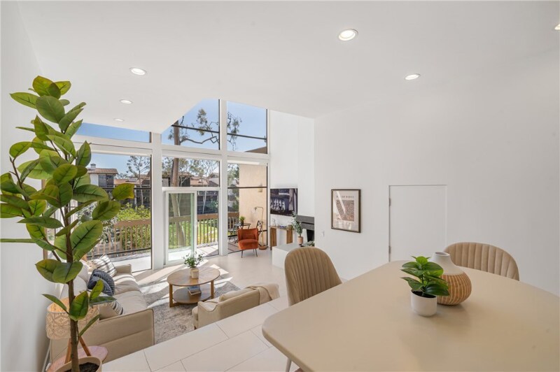 Building Photo - 7324 Marina Pacifica Dr N
