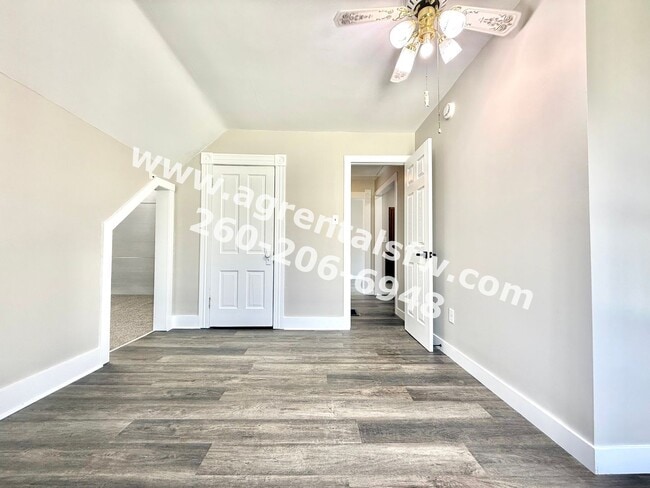 Building Photo - 615 W 4th St