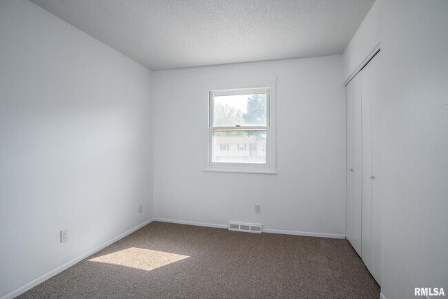 Building Photo - 2530 Saint John Ct