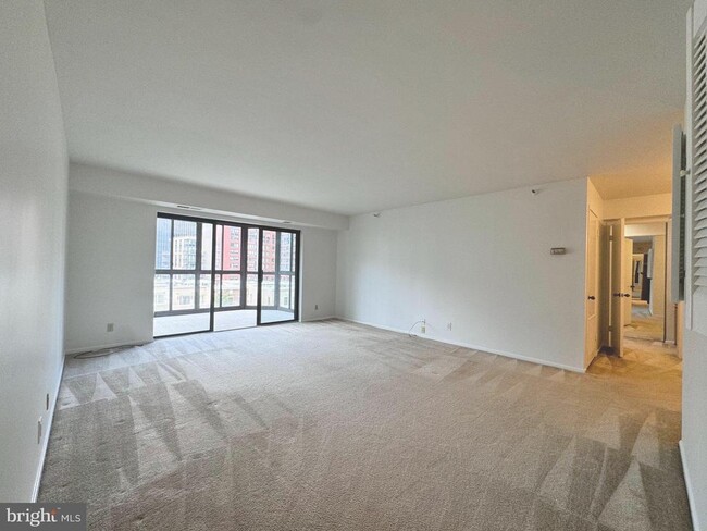 Building Photo - 1600 N Oak St