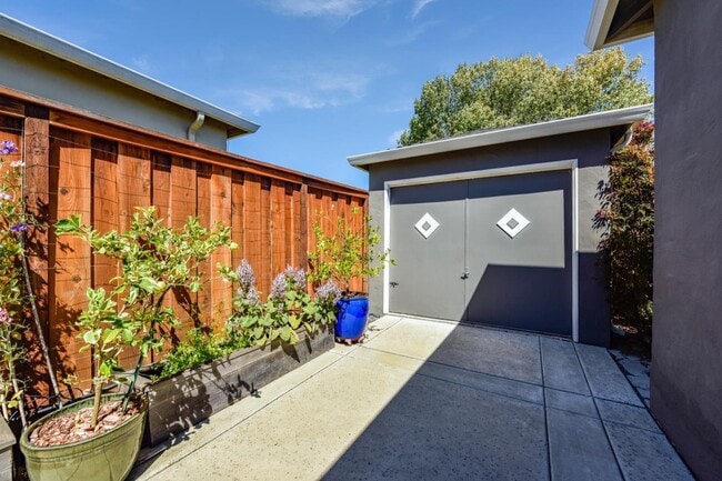 Building Photo - 192 Aviador Ave
