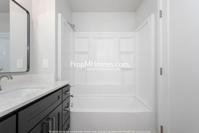 Building Photo - Updated Two Level Condo in the Heart of Do...