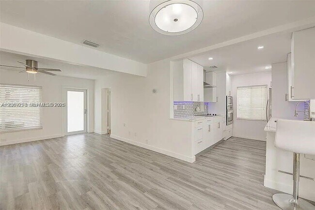 Building Photo - 638 SW 5th Ave