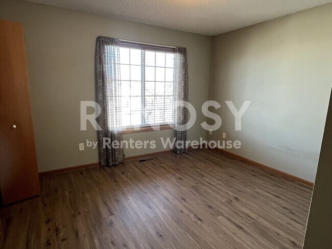 Building Photo - Available August 8 - 2 Bed/1.5 Bath Townhome in Prior Lake