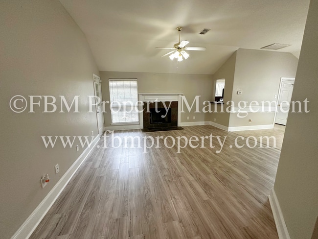 Building Photo - 801 Oak Dr