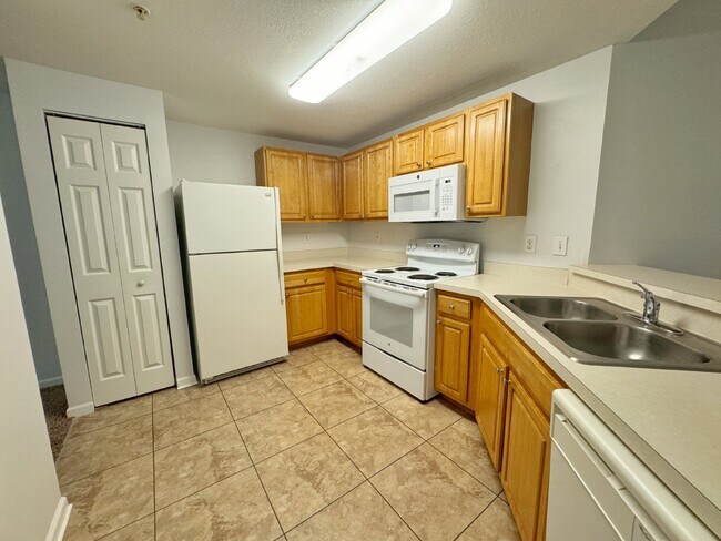 Building Photo - Las Palmas, one-bedroom first floor condo with garage!
