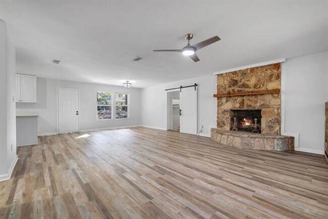 Building Photo - Chaires  Country living Home