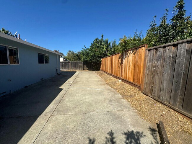 Building Photo - 4571 Alhambra Dr