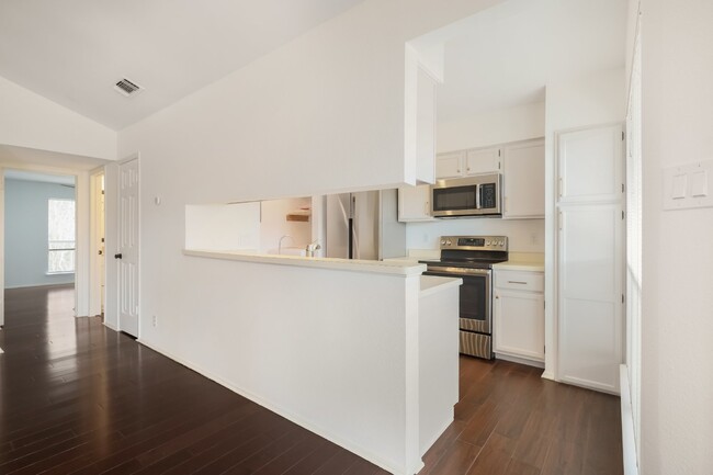 Building Photo - Charming 1-Bedroom Condo in the Heart of t...