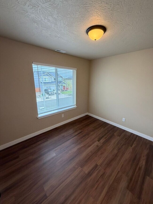 Building Photo - Must See 4 Bedroom!