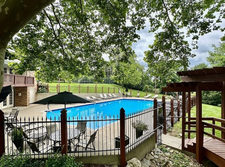 Building Photo - 231 Glenstone Cir