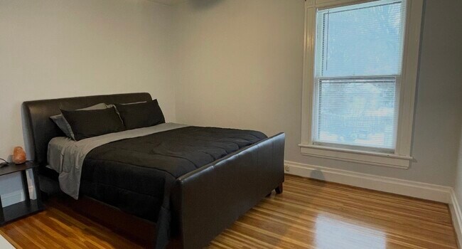 Building Photo - 21.5 Thayer St