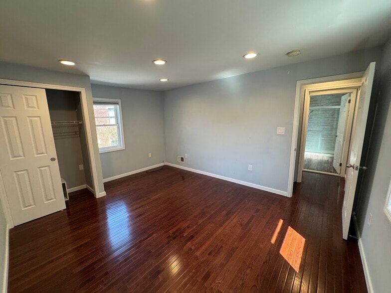 Building Photo - 4416 Plummer St