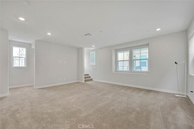 Building Photo - 6 Crown Point Dr