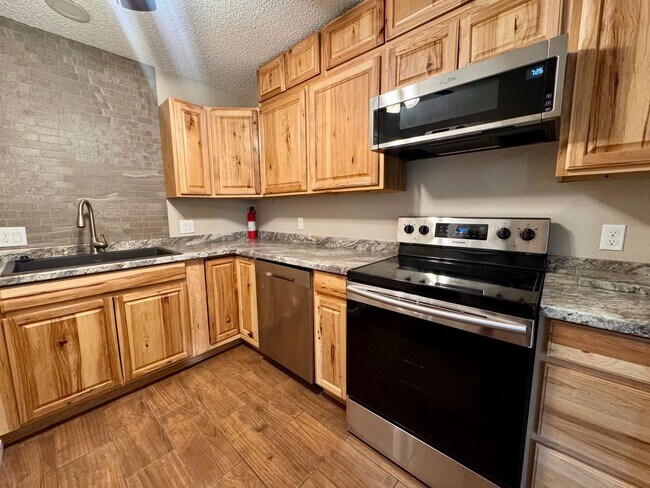 Building Photo - 612 E Las Animas St