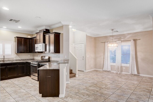 Building Photo - Spacious four bedroom in the Southwest