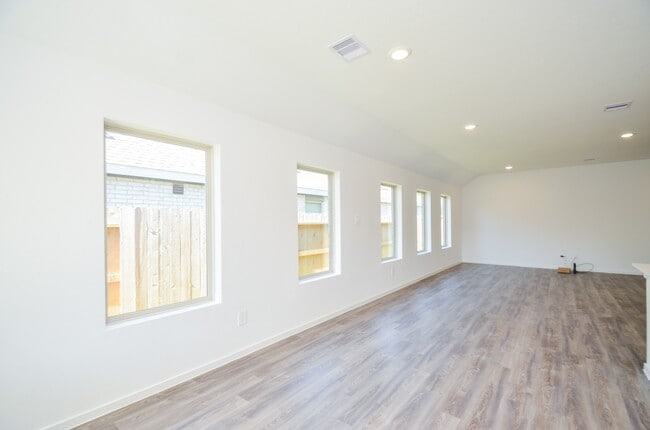 Building Photo - 3106 Stonebriar Dr