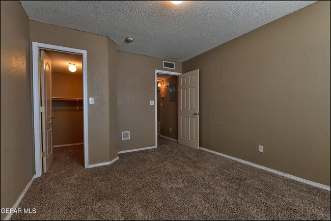 Building Photo - 3404 Blue Earth Ln