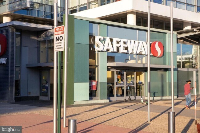 Building Photo - Bright 1BR with Parking Included, Minutes from The Wharf!