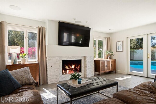 Building Photo - 2233 Versailles Ct