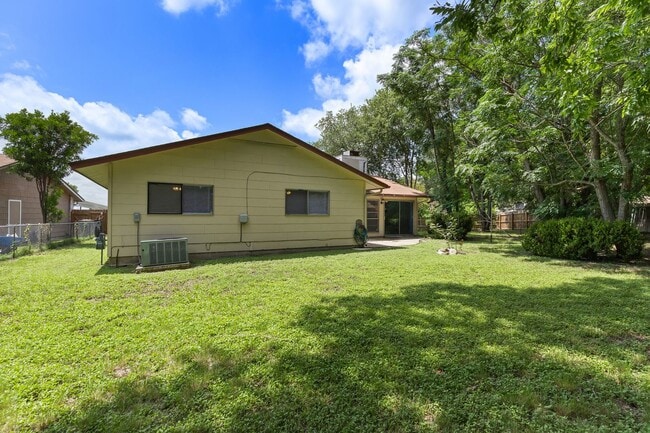 Building Photo - 3 Bedroom/2 Bath Camelot II Subdivision