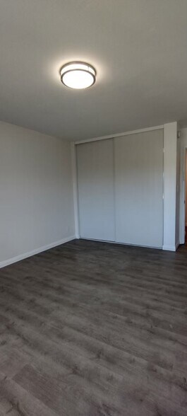 Building Photo - 1525 N Kenmore Ave