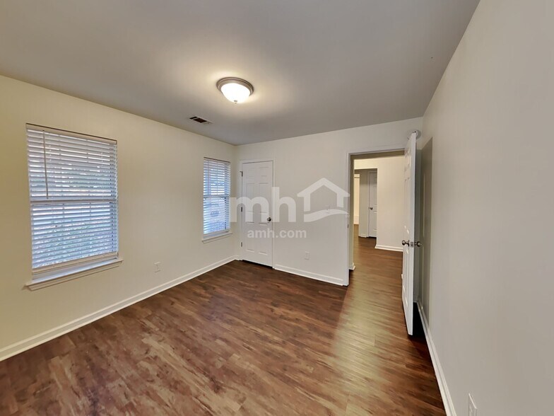 Building Photo - 408 Fairlawn Dr