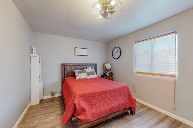 Building Photo - Charming NE Heights 3 Bedroom 2 Bath