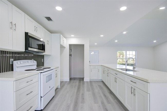 Building Photo - 3601 SW Dellamano St
