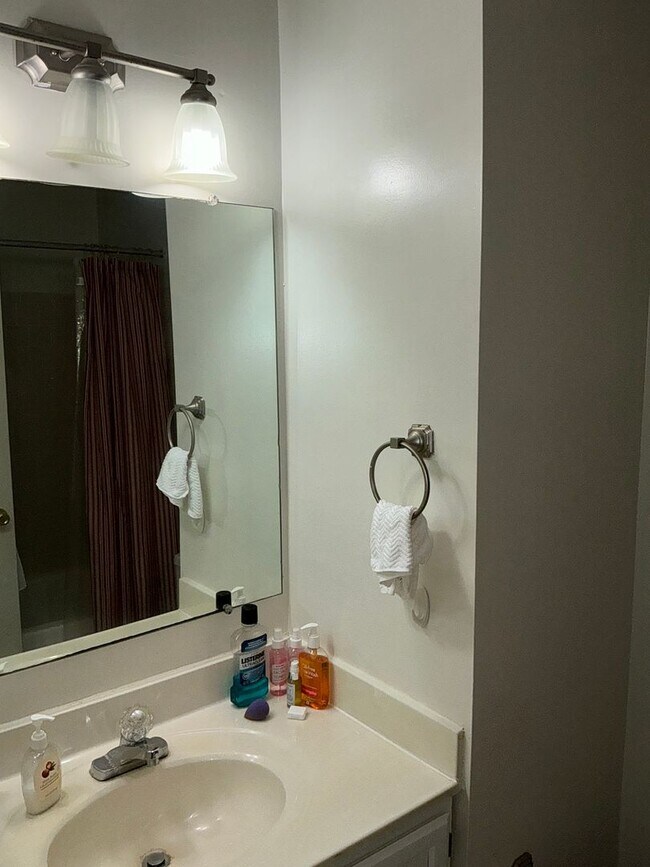 Building Photo - Very clean and well maintained 3BR 2 full ...