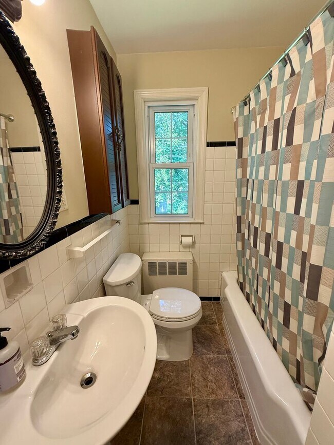 Building Photo - Two bedroom, 1 bath condo in Burlington (Brookwood Garden) Water and heat included!-$150 off depo...