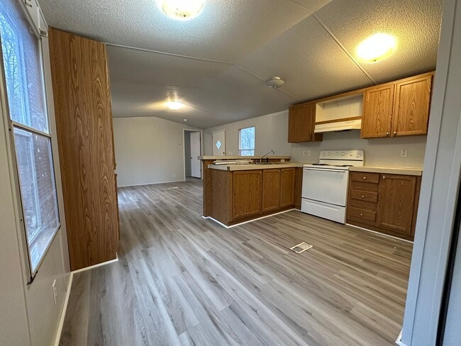 Building Photo - Two bedroom single wide on private lot off...