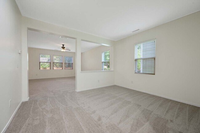 Building Photo - 3 Bedroom Open Concept with Enough Room fo...