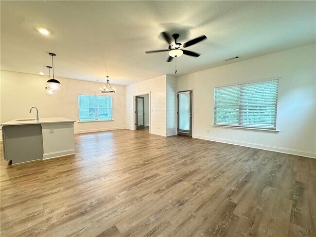 Building Photo - 2955 Vinca Dr
