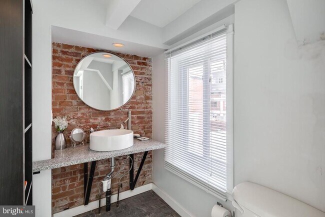 Building Photo - 1320 Pine St