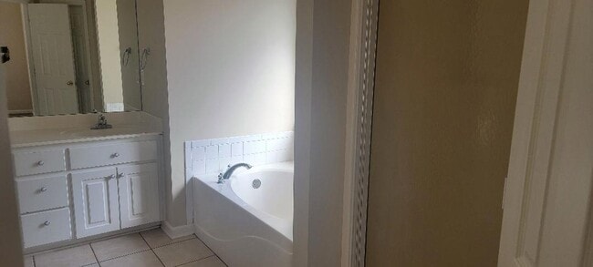 Building Photo - AVAILABLE NOW - CALL US FOR A SHOWING!