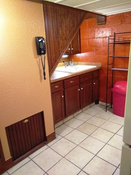 Building Photo - 402 S 48th St