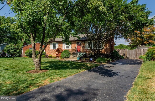 Building Photo - 628 Tazewell Rd NW