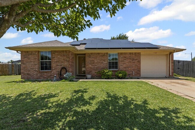 Primary Photo - Welcome to this inviting 3-bedroom, 2-bath...