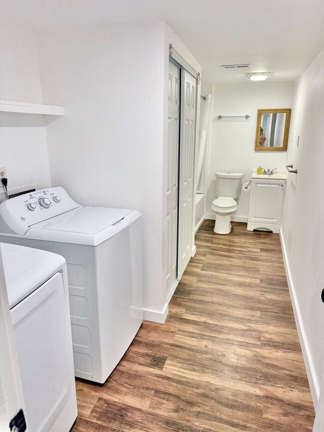 Building Photo - Beautifully Updated Modern Farmhouse 3 bed...