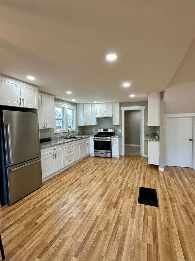 Building Photo - Beautiful 3 bedroom 3 bath Two Story House