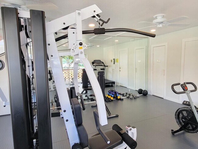 Building Photo - 1340 NE 28th Ave