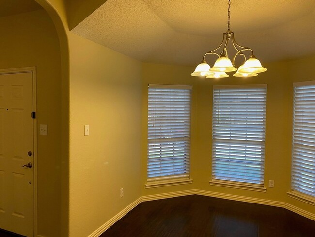 Building Photo - 9909 Carter Dr