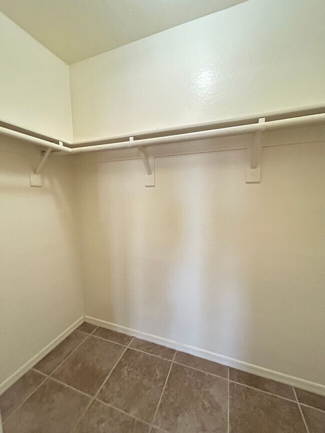 Building Photo - Charming Pocket Neighborhood.