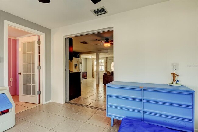 Building Photo - 3041 Huntington Rd