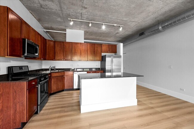 Building Photo - 1000 N Kingsbury St